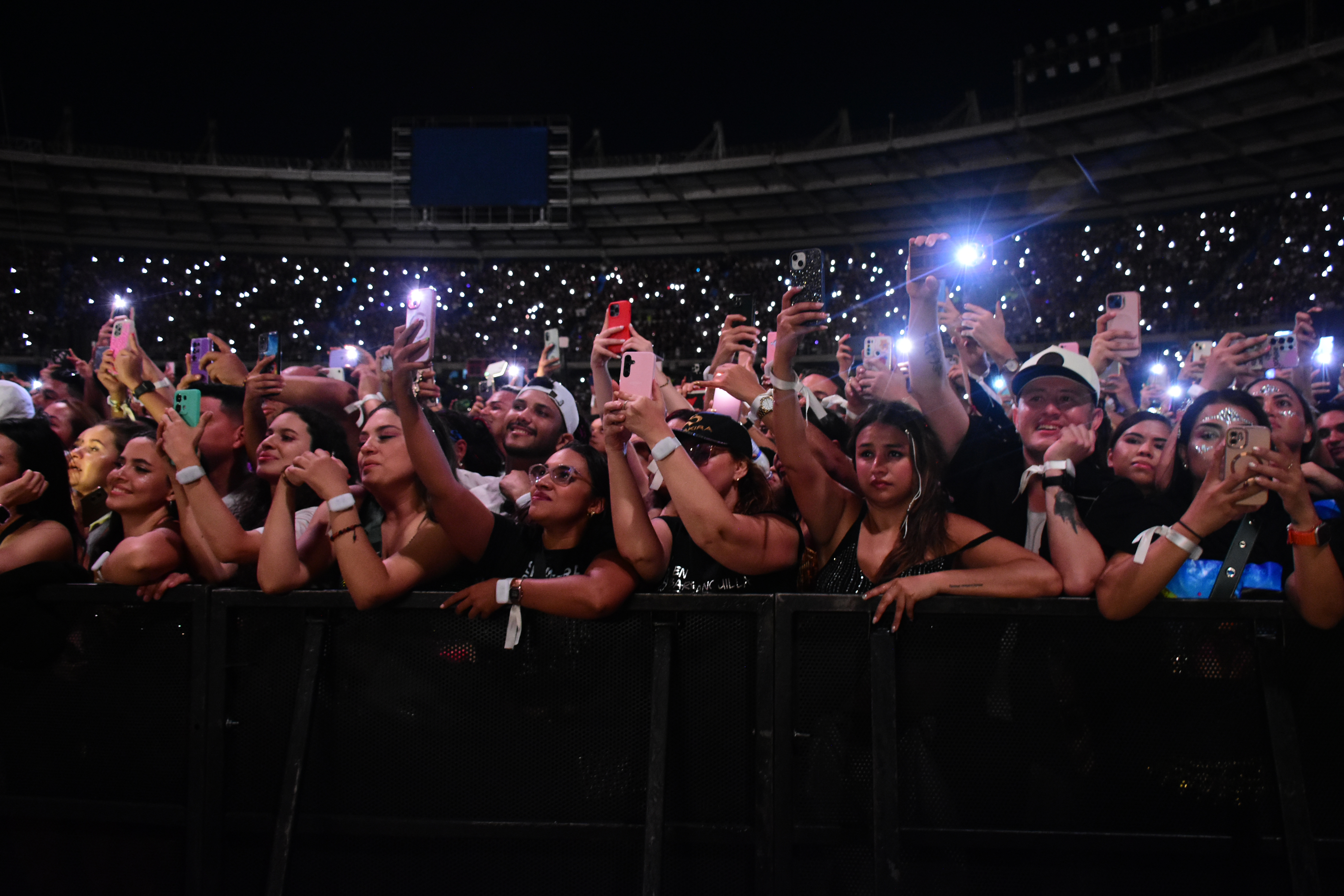 AME1843. BARRANQUILLA (COLOMBIA), 20/02/2025.- Seguidores de la cantante colombiana Shakira asisten a un concierto como parte de su gira 'Las mujeres ya no lloran' este jueves, en el estadio Metropolitano Roberto Meléndez, en Barranquilla (Colombia). EFE/ Aleidys Coll