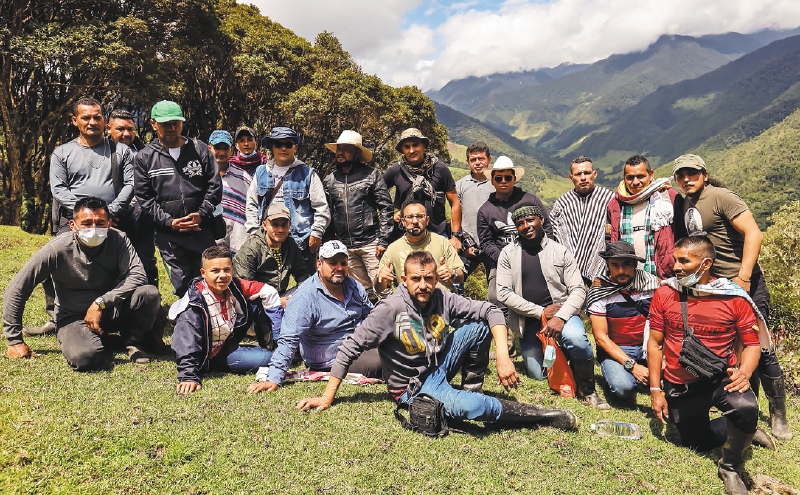 Grupo de excombatientes que hicieron acciones en esta zona durante el recorrido para identificar sitios con minas.  / Archivo particular.