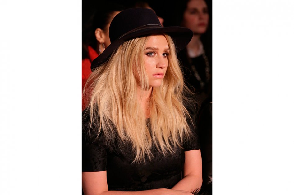 Madre de la cantante Kesha retira demanda contra Dr. Luke