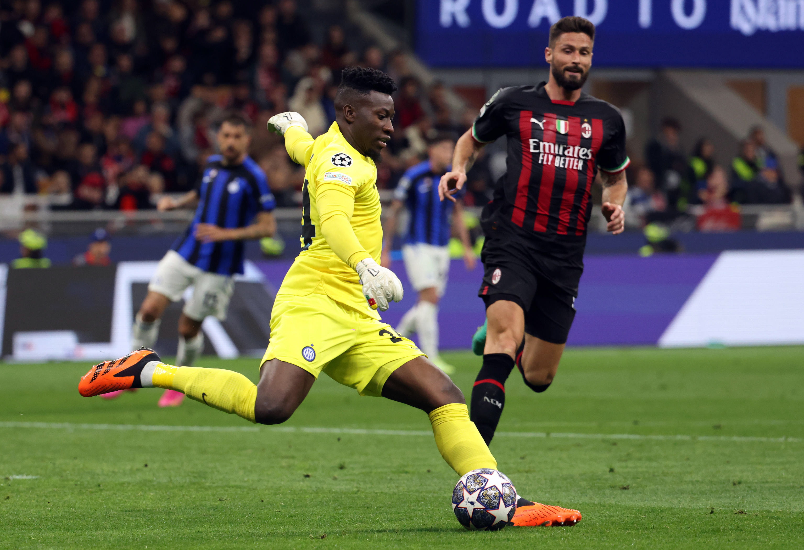 Milano (Italy), 10/05/2023.- Inter Milan's goalkeeper Andre Onana in action during the UEFA Champions League semi-final first leg soccer match between AC Milan and FC Inter, in Milan, Italy, 10 May 2023. (Liga de Campeones, Italia) EFE/EPA/MATTEO BAZZI