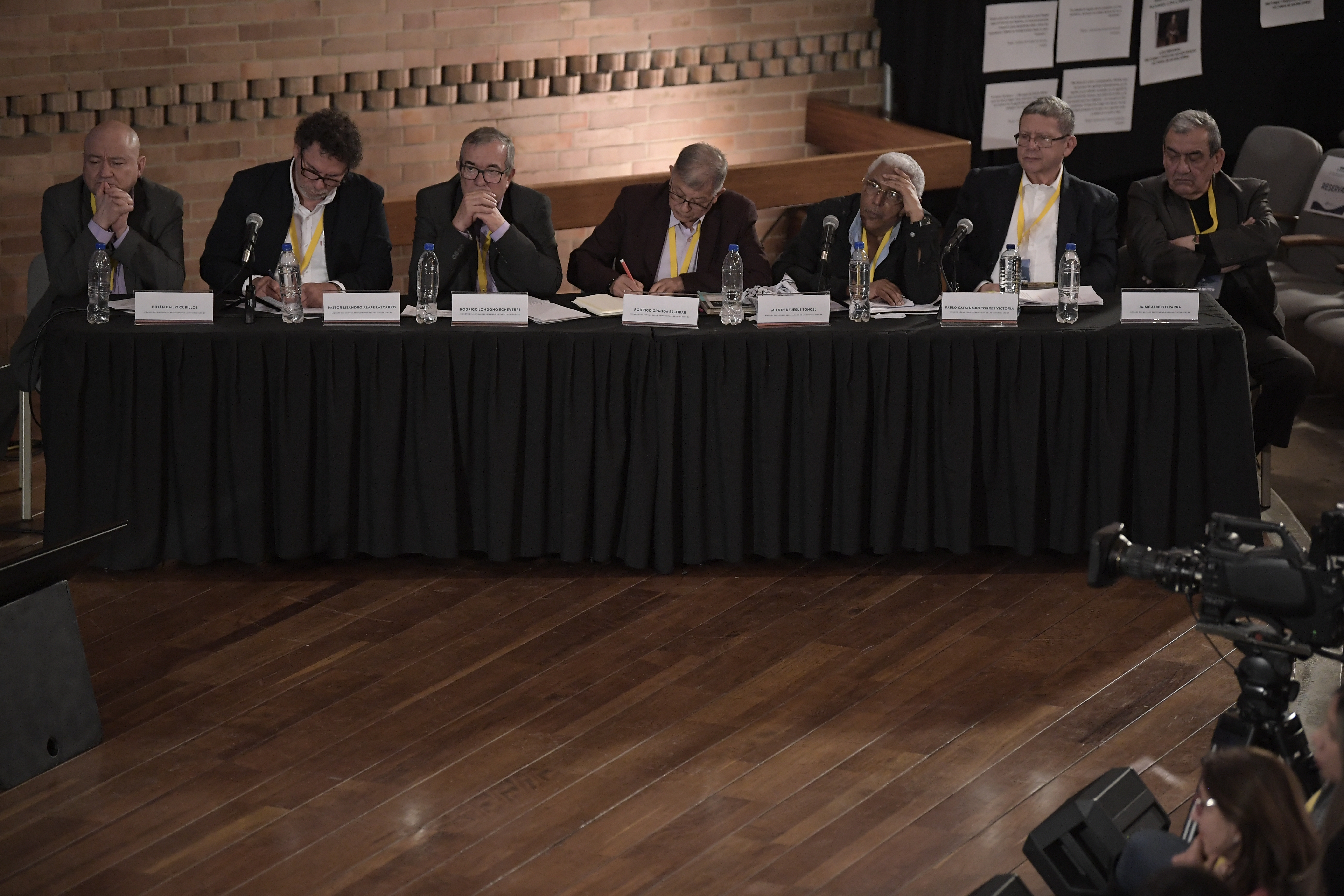 Julián Gallo Cubillos, Pastor Alape, Rodrigo Londoño, Rodrigo Granda, Milton de Jesús Toncel, Pablo Catatumbo y Jaime Alberto Parra, miembros del antiguo secretariado de la extinta guerrilla Farc, admitiendo su responsabilidad por los miles de secuestros durante la primer jornada de audiencias de reconocimiento ante víctimas y Magistrados de la JEP.