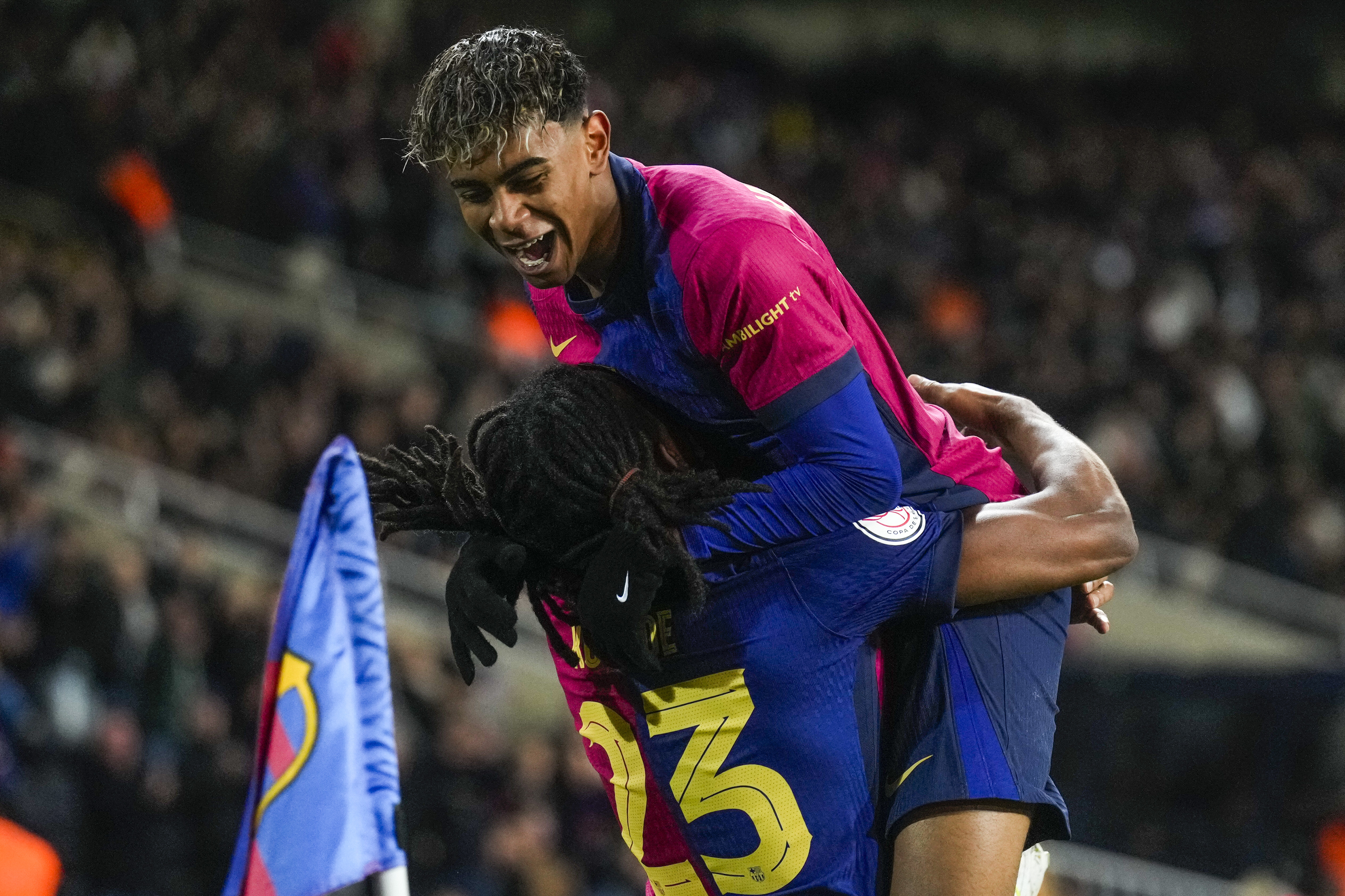 BARCELONA, 15/01/2025.- El defensa del Barcelona Jules Koundé (abajo) celebra con Lamine Yamale tras marcar el segundo gol ante el Betis, durante el partido de los octavos de final de la Copa del Rey que FC Barcelona y Real Betis disputan este miércoles en el Estadio Olímpico Lluis Companys. EFE/Enric Fontcuberta