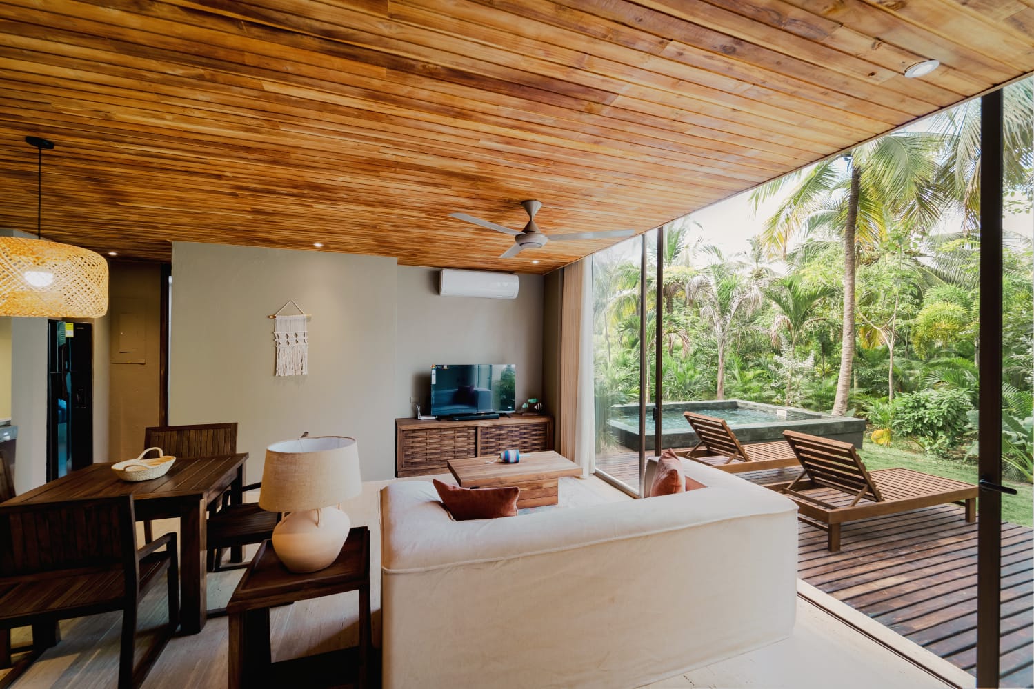 Con 103 habitaciones entre villas y casas de hasta 200m², cada espacio invita a la contemplación y al descanso, con terrazas, jardines, piscinas privadas y una arquitectura que honra la esencia caribeña y la artesanía local.