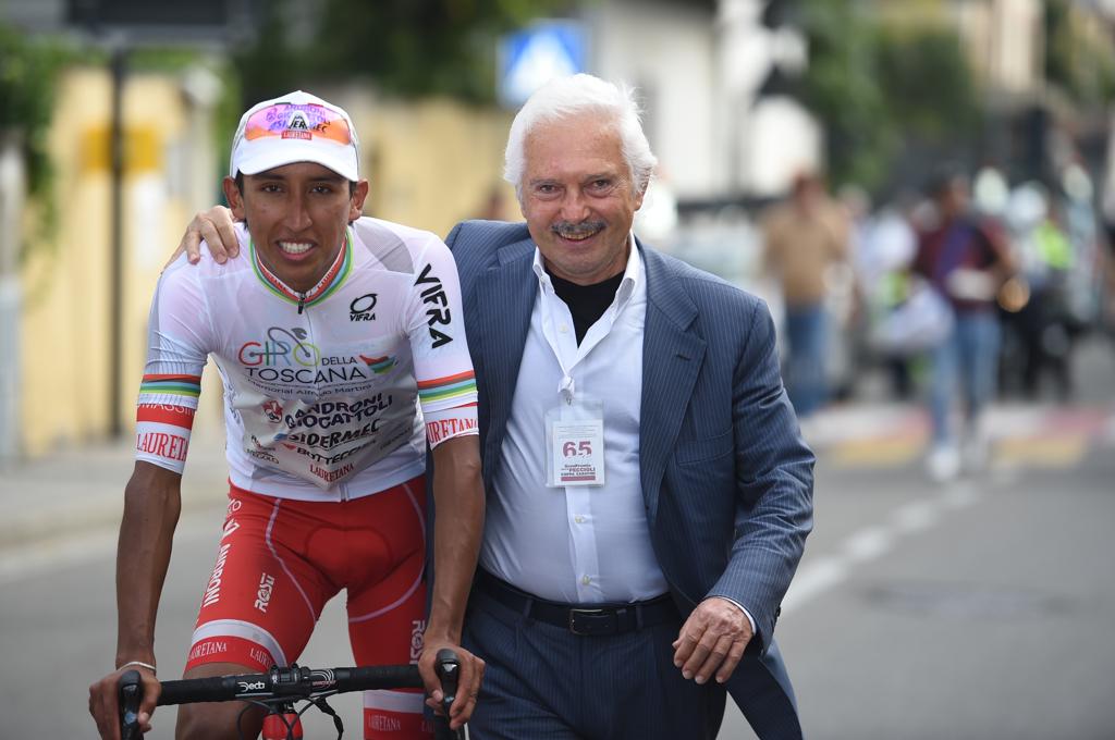 Egan, campeón de los jóvenes de la Coppa Bartali, junto a Gianni Savio.Cortesía¿Qué se dijeron cuando hablaron antes de esa etapa 21, la última del Tour ya en París?