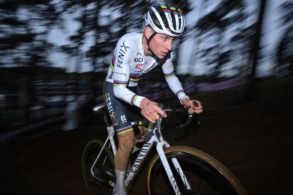 Van der Poel se lesionó y no defenderá su título en el mundial de ciclocrós