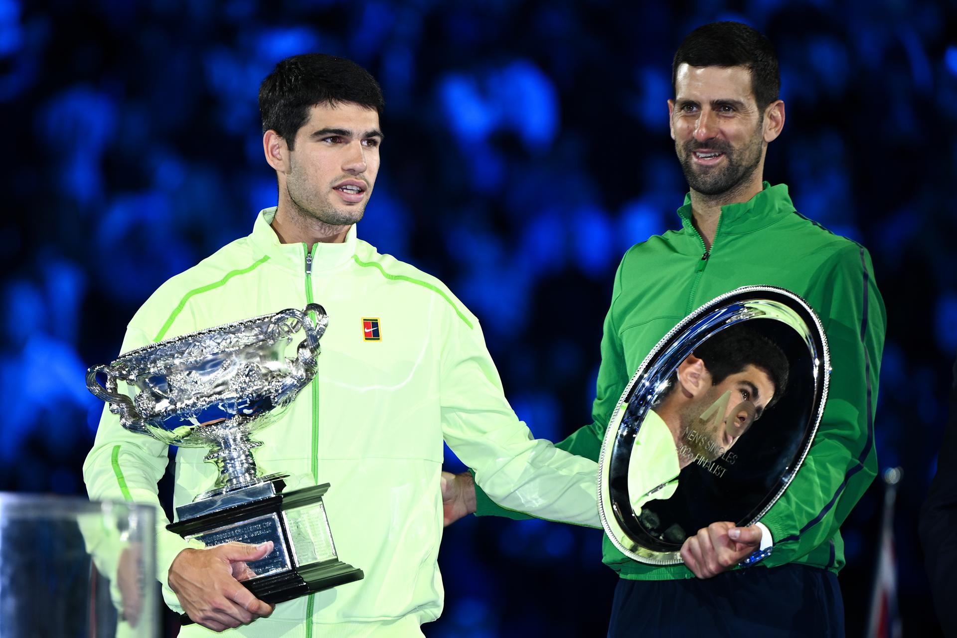 MELBOURNE (Australia), 01/02/2026.- Winner Carlos Alcaraz of Spain (L) and runner-up Novak Djokovic of Serbia hold their trophy after the Men’s Singles final match at the Australian Open tennis tournament in Melbourne, Australia, 01 February 2026. (Tenis, España) EFE/EPA/JOEL CARRETT AUSTRALIA AND NEW ZEALAND OUT
