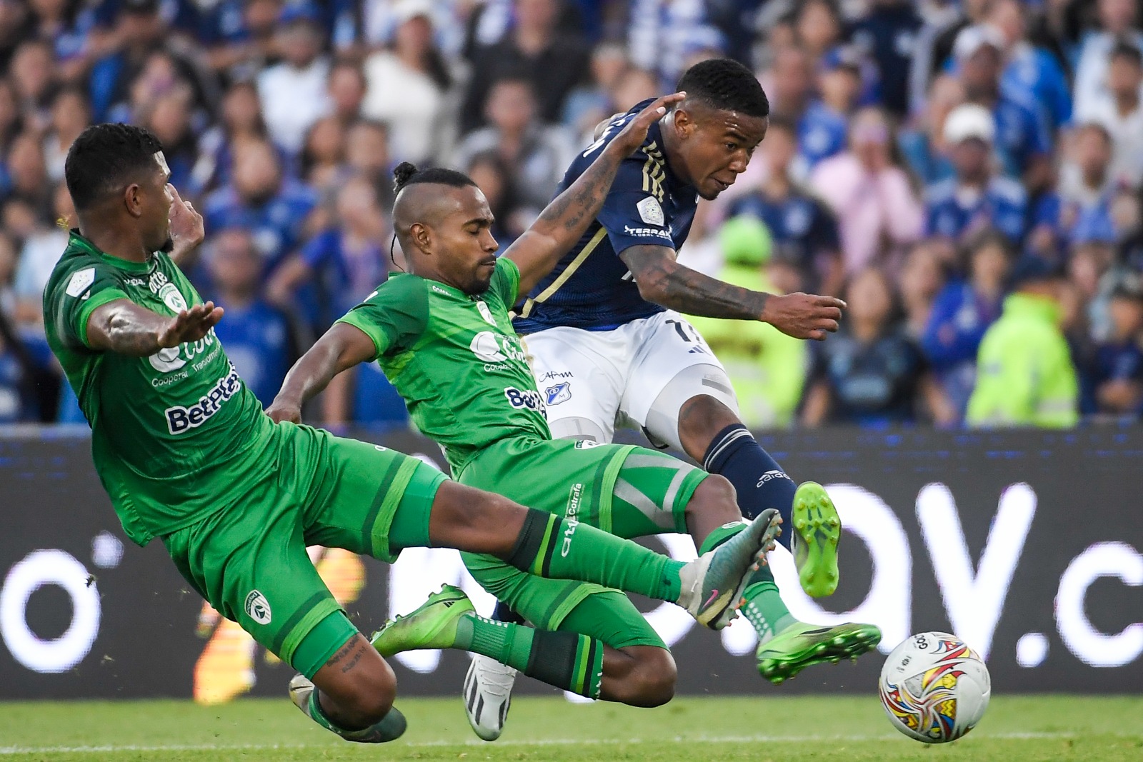 Millonarios no anotaba desde el 11 de febrero. Aquella noche, el embajador venció con un gol de Leonardo Castro a Atlético Nacional en Medellín.
