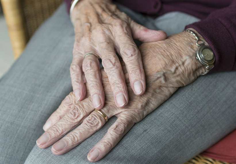 Madre de 100 años se reencuentra 80 años después con hija que dio en adopción