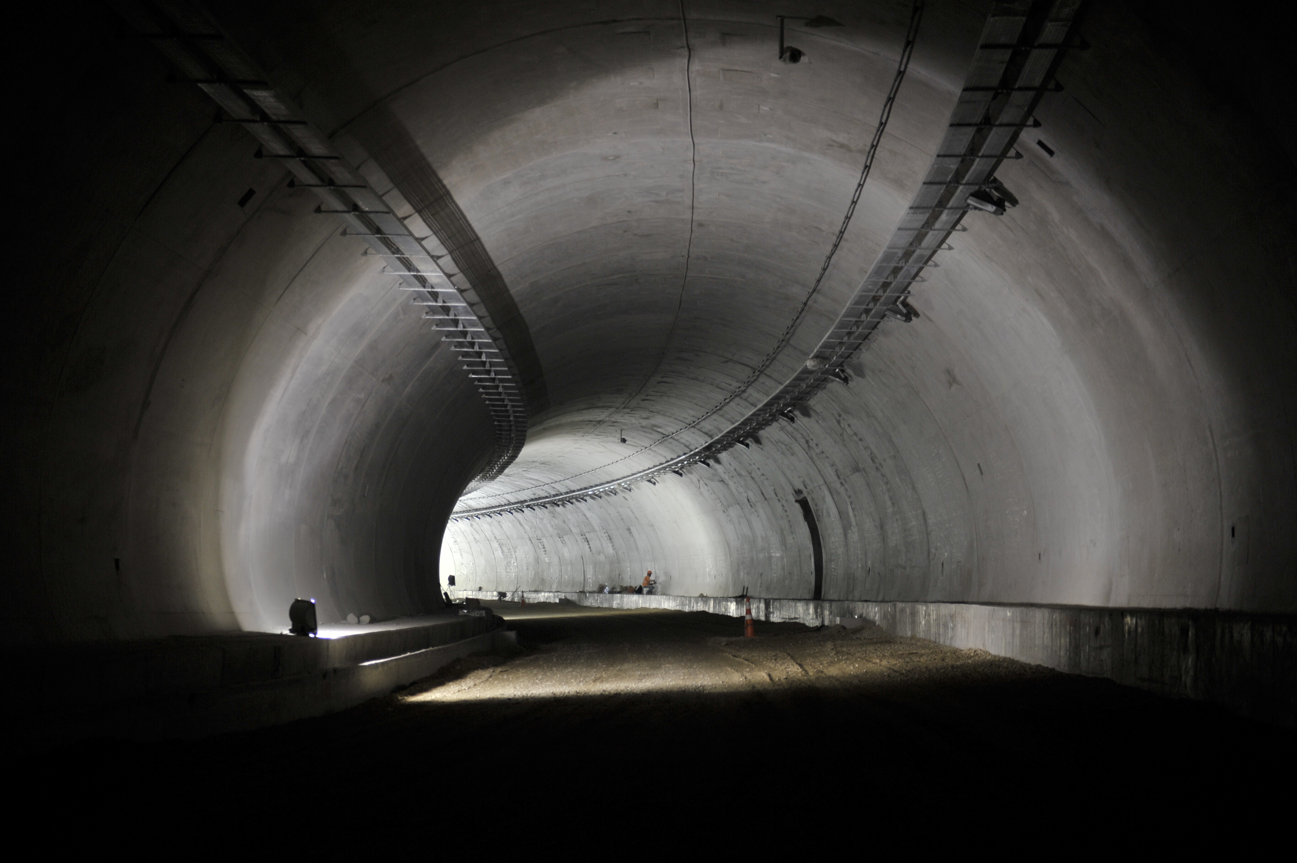 ¿Cómo conducir correctamente adentro de un túnel? Cosas prohibidas, según la ley
