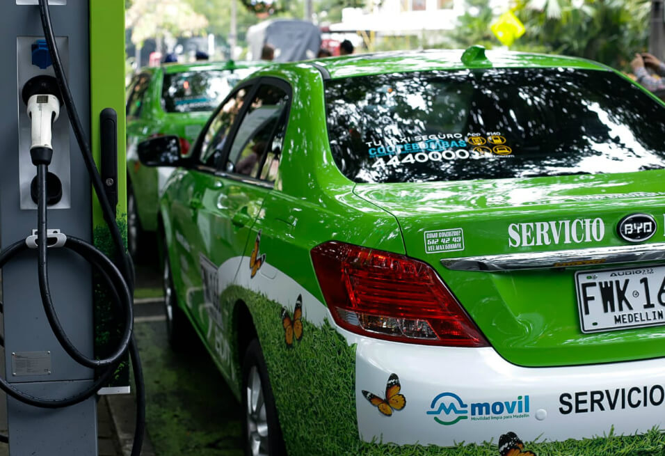 Comienzan a circular los primeros taxis 100 % eléctricos en Medellín