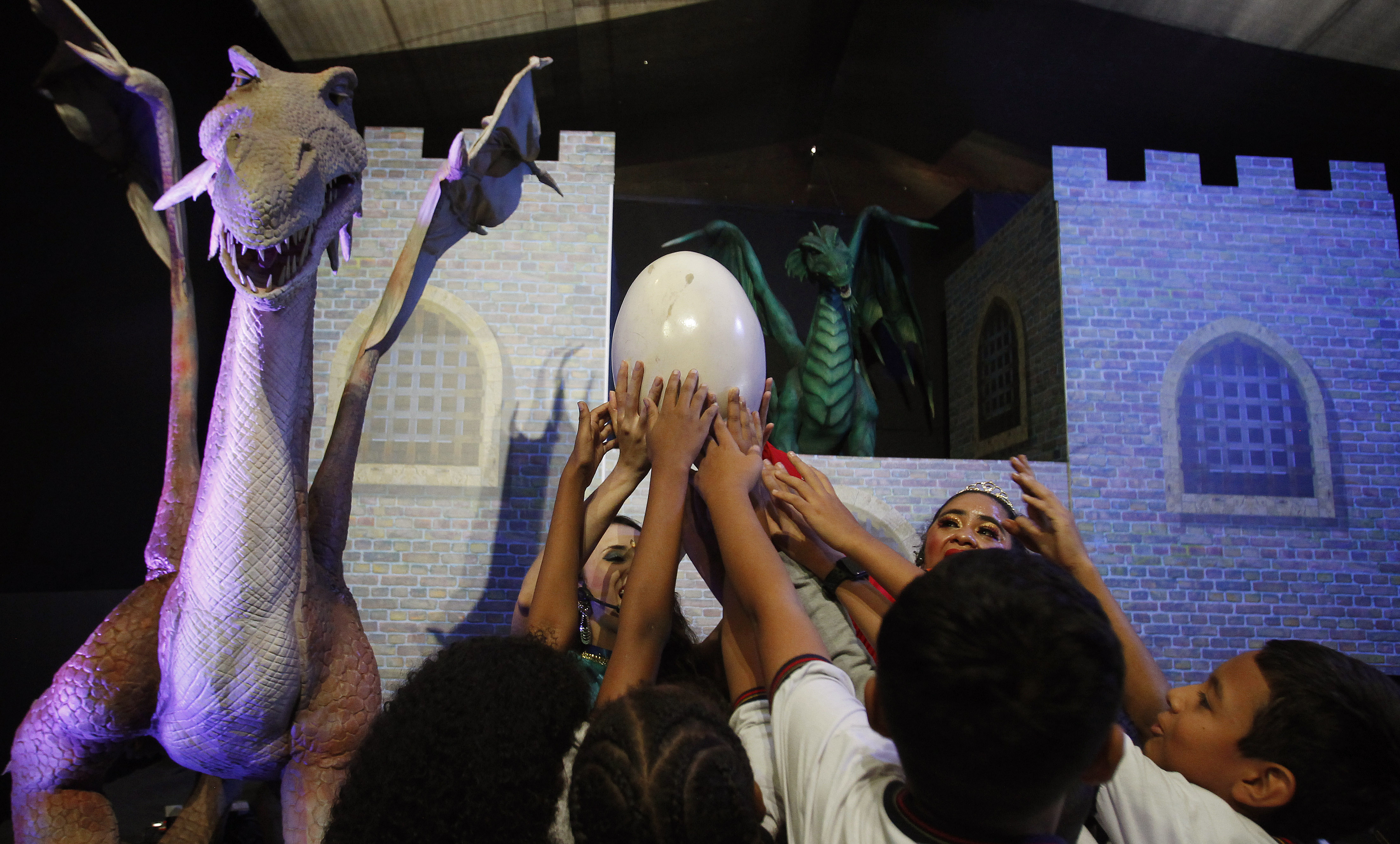 MED102. MEDELLÍN (COLOMBIA), 11/02/2023.- Niños asisten a la exhibición "Dinosaurios y Dragones fantásticos", el 10 de febrero de 2023, en Medellín (Colombia). "Dinosaurios y Dragones Fantásticos", considerado el tour animatrónico más grande de Latinoamérica, inició este sábado en Medellín un viaje prehistórico y mitológico con más de 30 figuras que simulan el aspecto y comportamiento estas criaturas. EFE/ Luis Eduardo Noriega A.