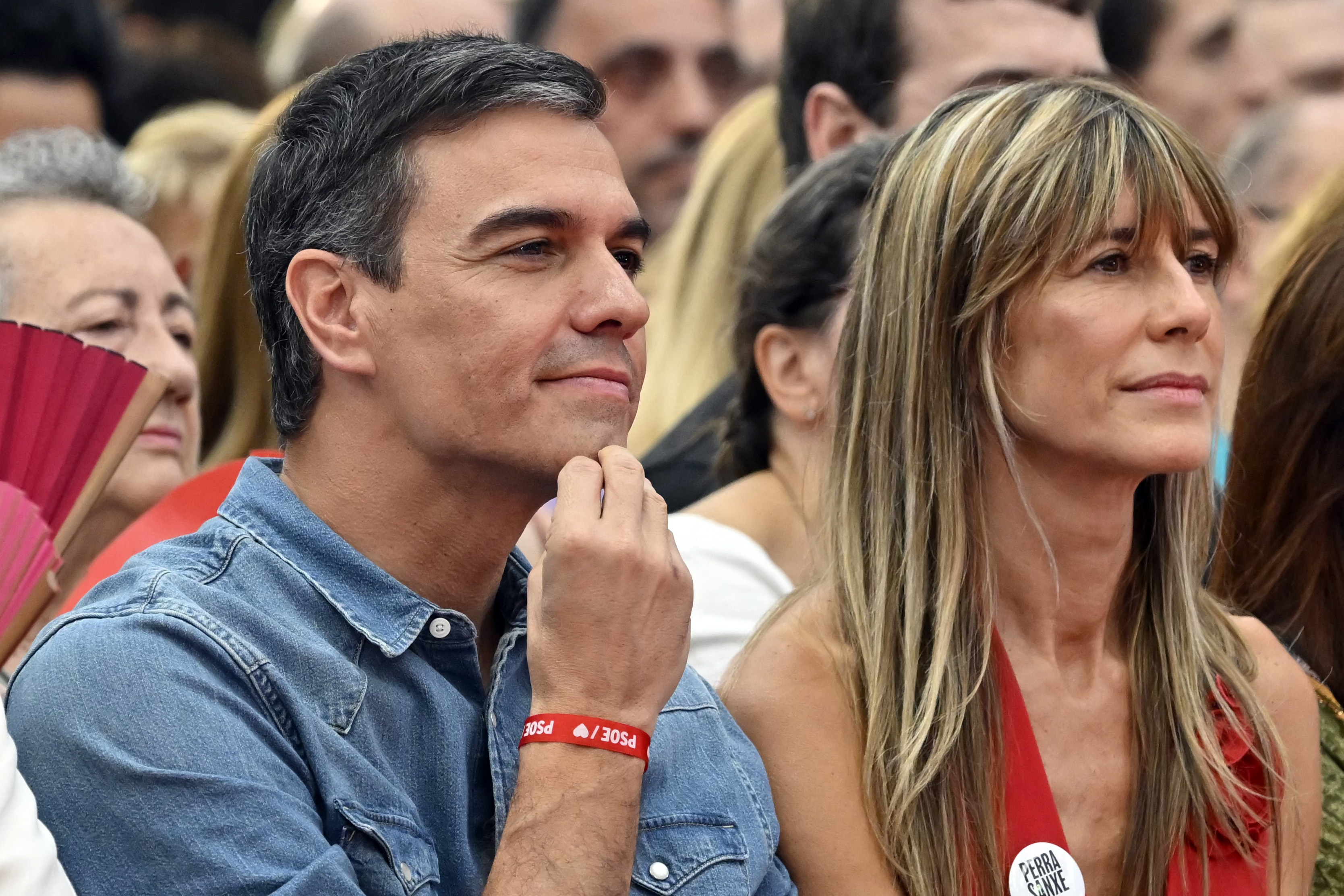 (FILES) Spanish prime minister and candidate of the Spanish Socialist Party (PSOE), Pedro Sanchez (L) and his wife Begona Gomez attend the campaign closing rally in Getafe, outskirts of Madrid, on July 21, 2023 ahead of the July 23 general election.