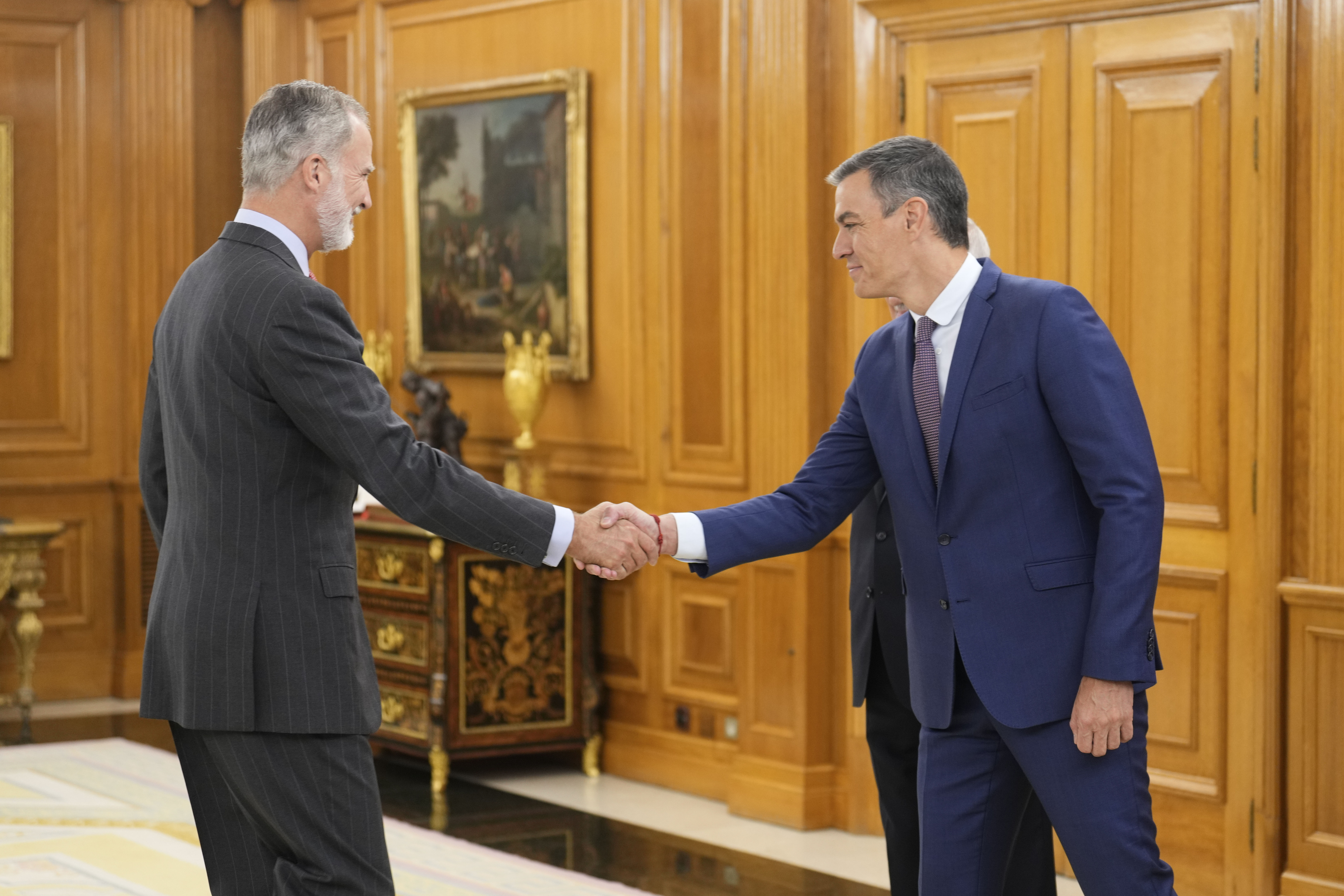 MADRID, 06/09/2024.- El presidente del Gobierno, Pedro Sánchez (d), estrecha la mano del rey Felipe VI durante el acto en el que el ministro para la Transformación Digital y de la Función Pública, Óscar López, y el gobernador del Banco de España, José Luis Escrivá, han prometido sus respectivos cargos, este viernes en el Palacio de la Zarzuela en Madrid. EFE/ Borja Sánchez-Trillo