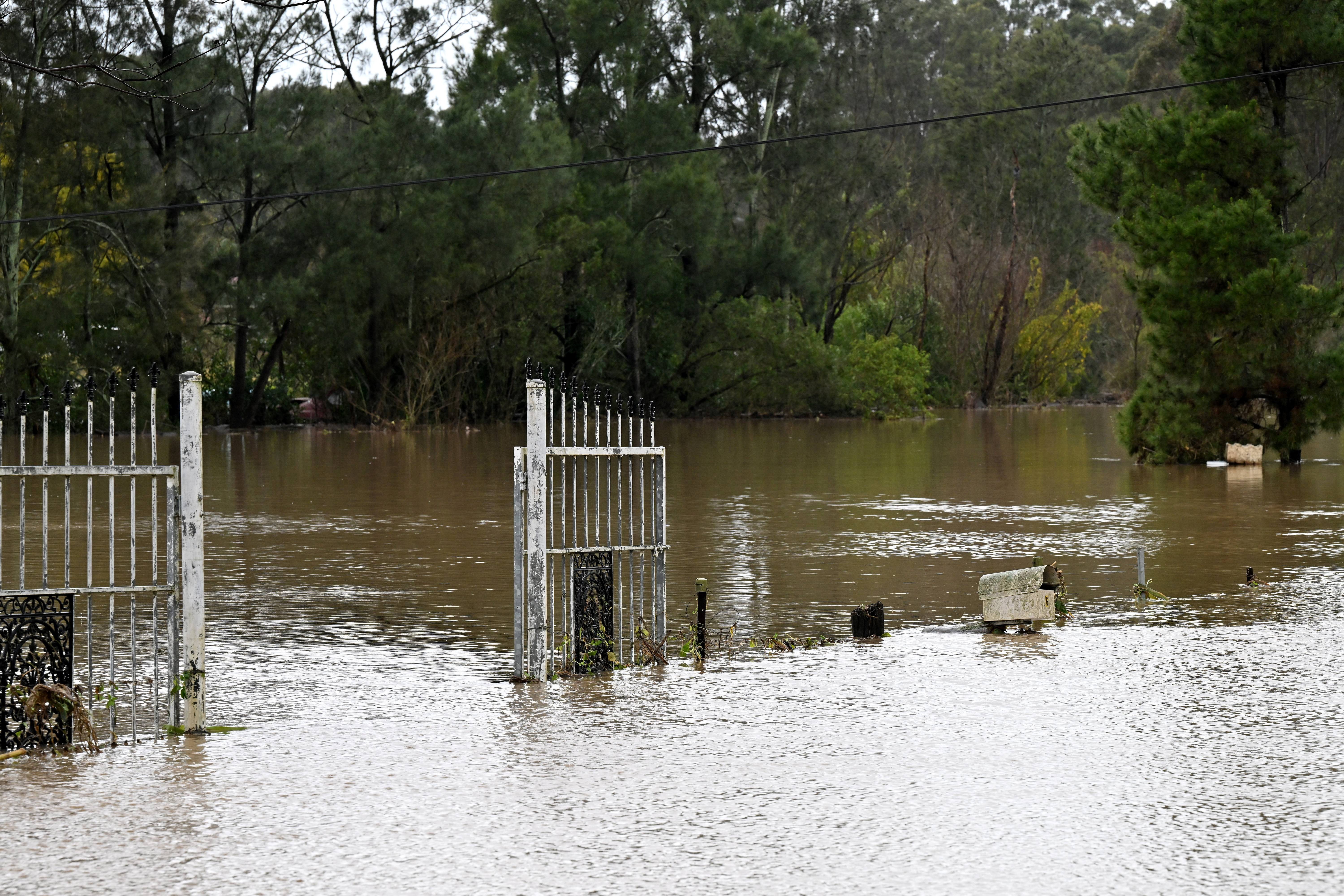 Las fuerte lluvias y las inundaciones provocaron cortes de energía en unos 19.000 hogares, añadieron las autoridades.