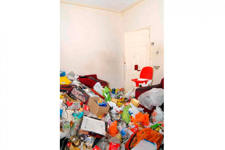 Pilas de basura y ropa por todos los lados, así era la casa en la que vivía Amanda Hutton.