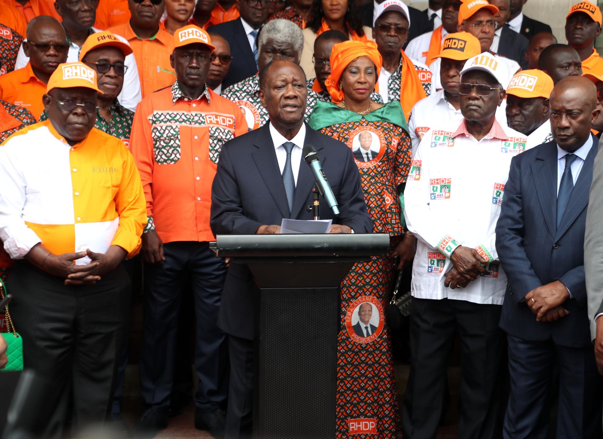ABIDJAN (Cote D'ivoire), 26/08/2025.- Ivorian President Alassane Ouattara (C) speaks to reporters after submitting his candidacy for the October presidential election to the Independent Electoral Commission in Abidjan, Ivory Coast, 26 August 2025. The 2025 Ivorian presidential election is scheduled to take place on 25 October 2025, to elect the next president for a five-year term. (Elecciones, Costa de Marfil) EFE/EPA/LEGNAN KOULA
