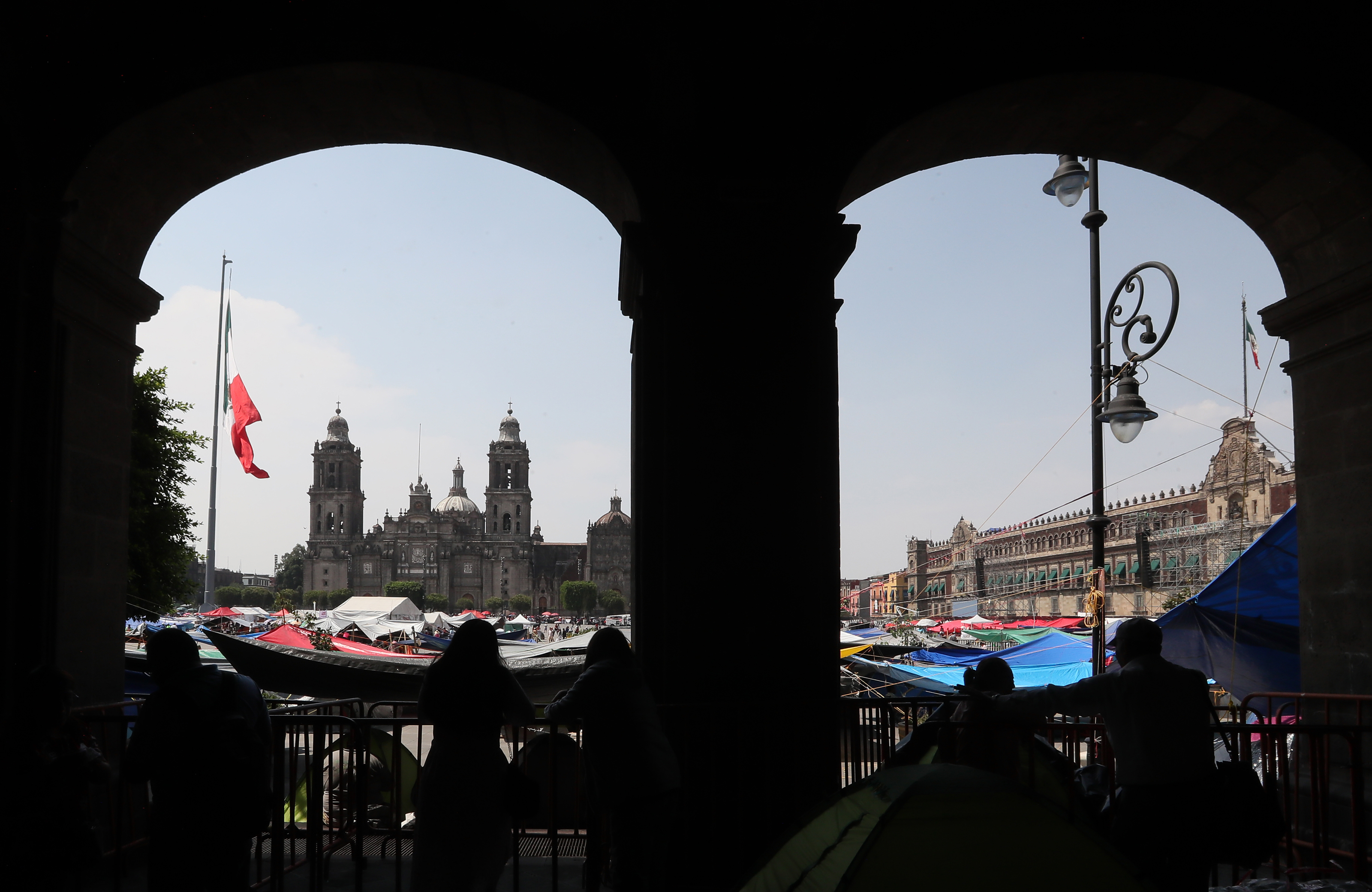 MEX9247. CIUDAD DE MÉXICO (MÉXICO), 28/05/2024.- Maestros se manifiestan con un plantón este martes en el Zócalo de Ciudad de México (México). La Coordinadora Nacional de Trabajadores de la Educación (CNTE), el mayor sindicato disidente de maestros en México, advirtió este martes de que mantendrá su plantón en el Zócalo de la Ciudad de México pese a que este miércoles la candidata presidencial oficialista, Claudia Sheinbaum, planea realizar su cierre de campaña en ese sitio. EFE/ Mario Guzmán