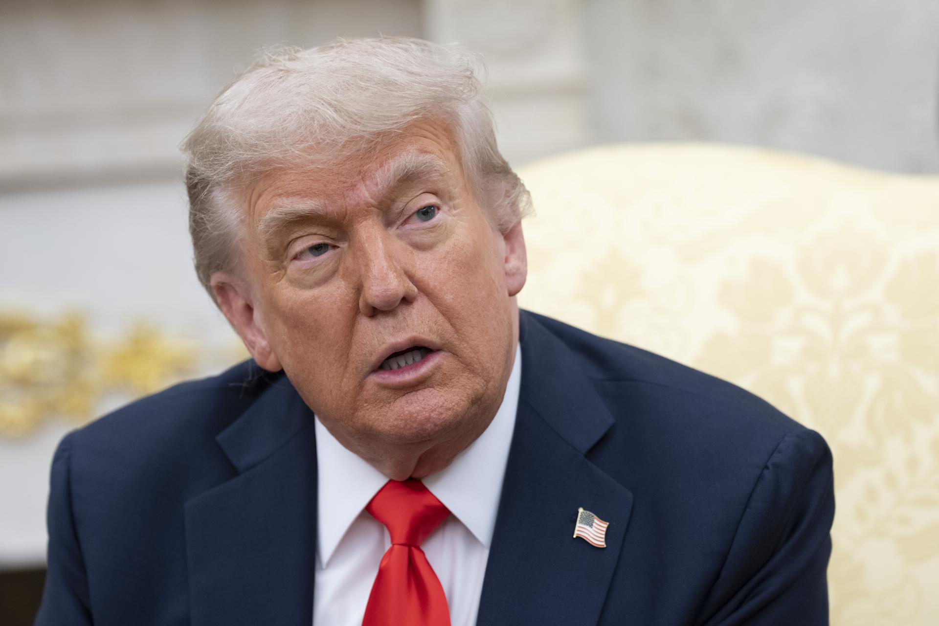 Trump habría violado la ley al retener fondos para museos y bibliotecas