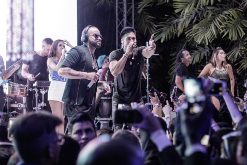 Cantante de Chino y Nacho por poco se queda sin un diente en concierto en Ecuador