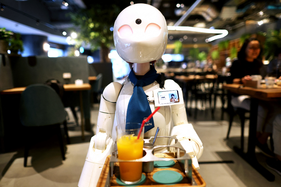 Un café con robots de Tokio apuesta por la inclusión