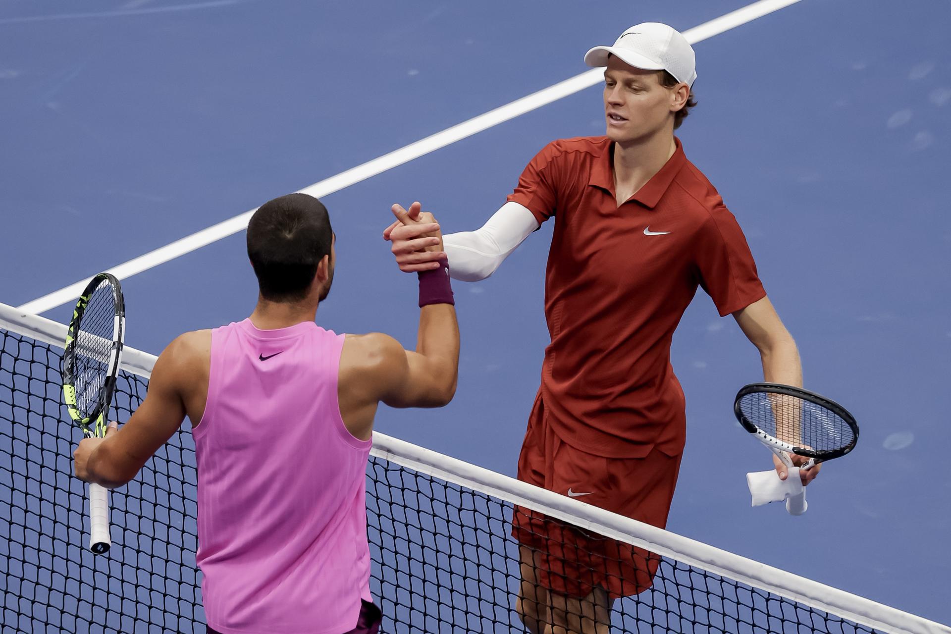 FLUSHING MEADOWS (United States), 08/09/2025.- Carlos Alcaraz (L) of Spain greets Jannik Sinner (R) of Italy after Alcaraz defeated Sinner during the men's singles final of the US Open Tennis Championships at the USTA Billie Jean King National Tennis Center in Flushing Meadows, New York, USA, 07 September 2025. (Tenis, Italia, España, Nueva York) EFE/EPA/BRIAN HIRSCHFELD
