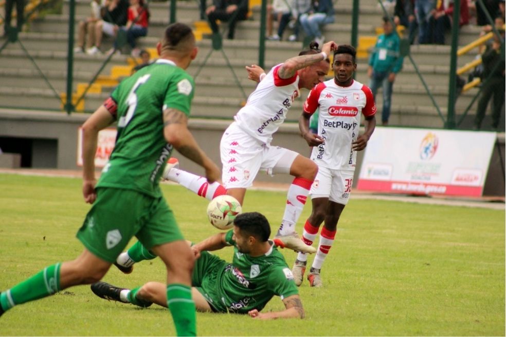 Choque entre jugadores de Santa Fe y Patriotas en medio de una cancha reestructurada en el estadio Luis Carlos Galán.