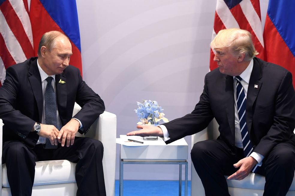 El presidente ruso, Vladimir Putin (izquierda), y su homologo estadounidense, Donald Trump (derecha). / AFP