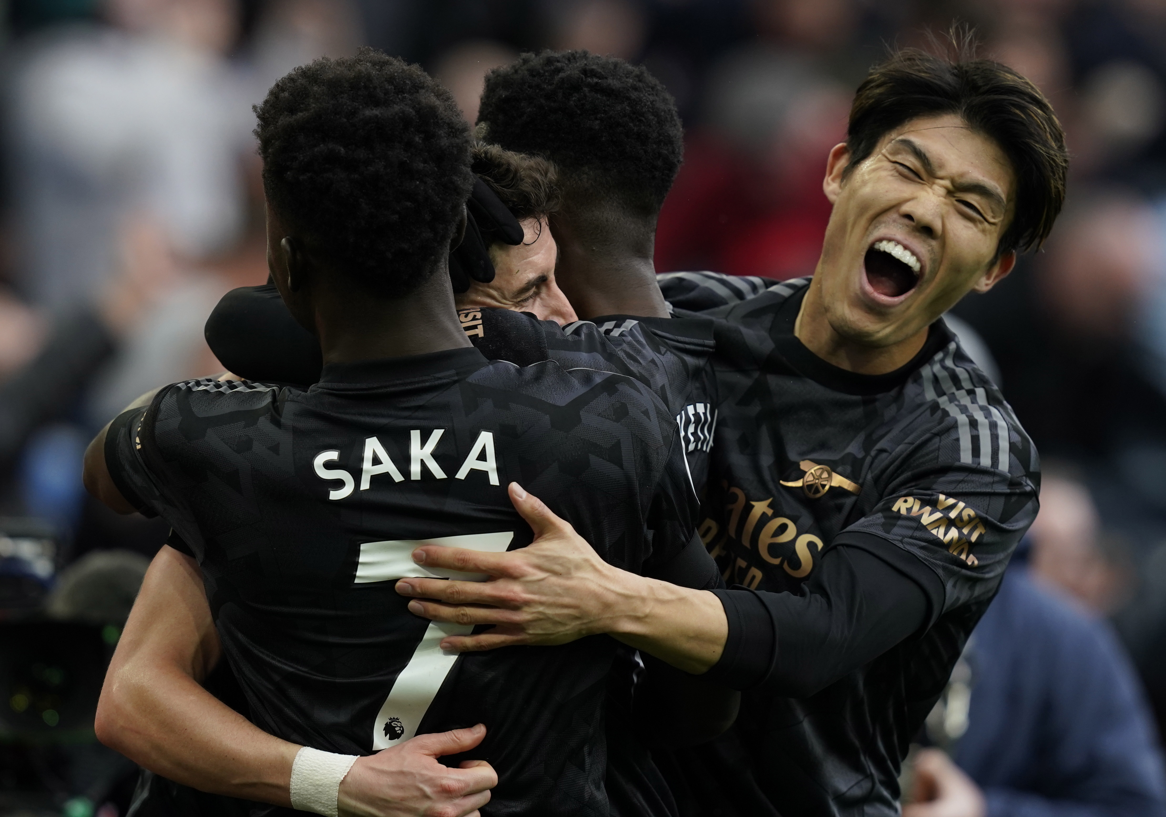 Arsenal rescató una victoria durísima contra Aston Villa y sigue en la punta