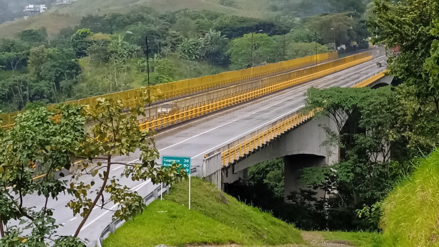 Dos policías evitaron que una mujer saltara desde un puente en Ibagué