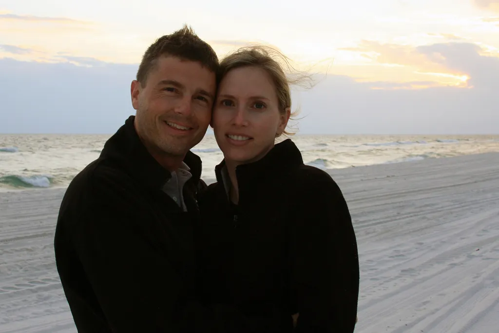 En la fotografía aparece el astronauta de la NASA Reid Wiseman junto a su difunta esposa, Carroll Taylor Wiseman.