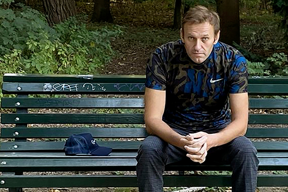 El líder opositor ruso, Alexei Navalni, sentado en una banca en Berlín.