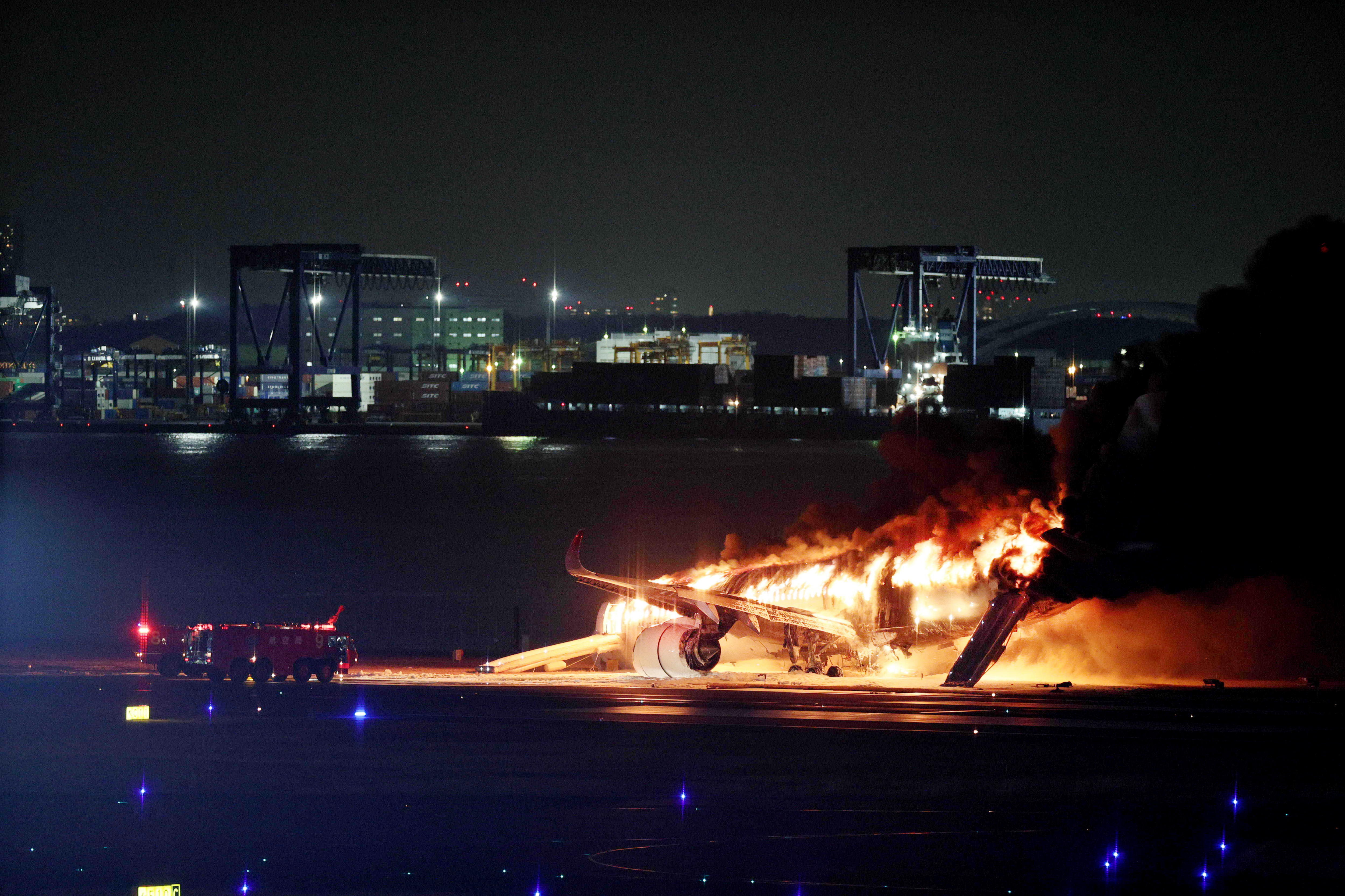 Video: avión en llamas en pista del aeropuerto de Tokio, Japón, ¿qué pasó?