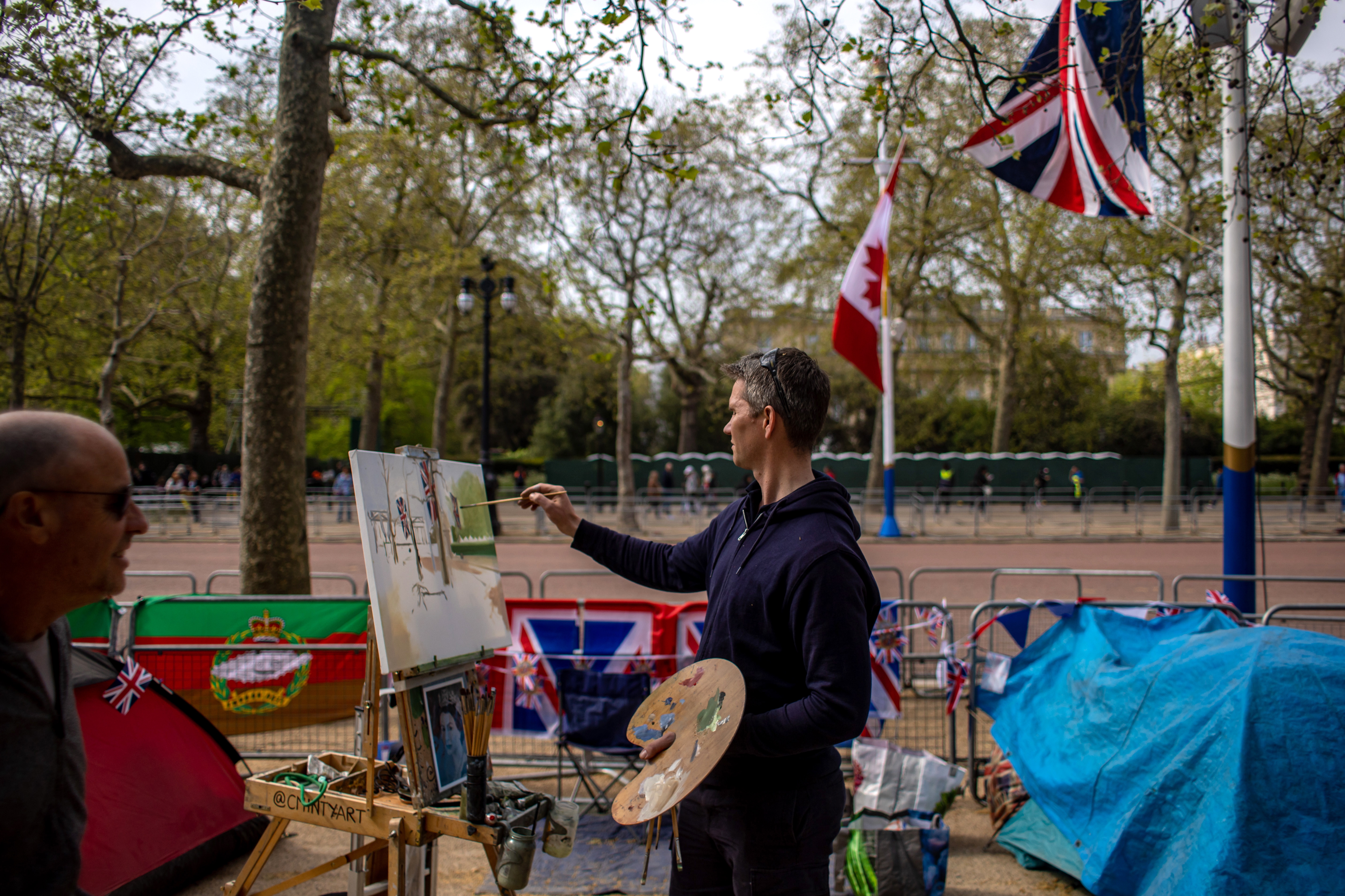 London (United Kingdom), 04/05/2023.- A man paints at the coronation procession route on The Mall in London, Britain, 04 May 2023. Britain's King Charles III's Coronation takes place at Westminster Abbey on 06 May 2023. (Reino Unido, Londres) EFE/EPA/MARTIN DIVISEK