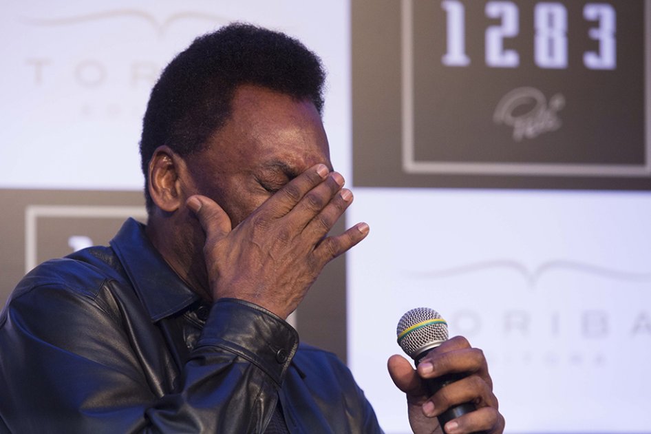 Con lágrimas, Pelé presentó libro sobre su trayectoria deportiva