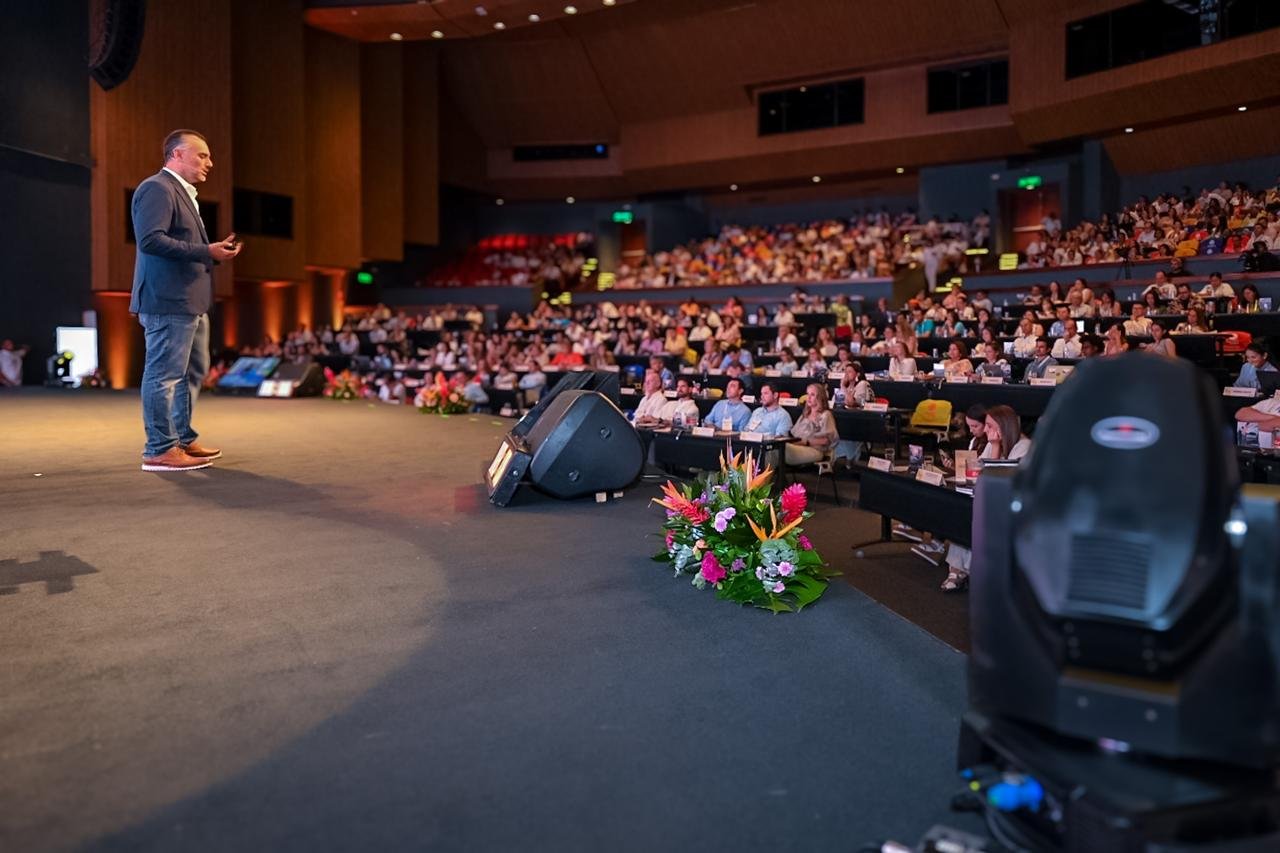 Uno de los conferencistas internacionales fue el mexicano Fernando Anzures, fundador de EXMA Global, la plataforma de marketing, negocios y emprendimiento más grande de América Latina, autor de tres libros best sellers y poseedor de dos récords Guinness, con su charla “Wow Factor: transformando el sector a punta de emociones”. El experto compartió con los asistentes estrategias innovadoras y prácticas efectivas que se pueden aplicar al marketing turístico.
Algunos pasos para lograr el Wow Factor, según el experto es salirse de la caja creando nuevos destinos, formas de viajar, grupos; buscar su diferencial, no competir contra otra agencia de viaje sino con otra experiencia, adoptar la tecnología, por ejemplo, redes sociales e inteligencia artificial; contar una historia memorable y no olvidar que detrás de un viaje está un ser humano”.
