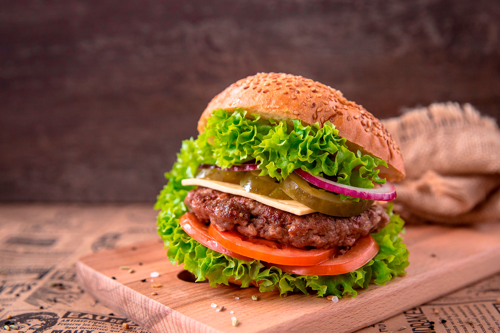 Hamburguesas caserasAunque la hamburguesa podría aportar muchas calorías por las salsas y grasas, las recetas caseras resultan más saludables. ¿Qué tal si dejas de lado las carnes procesadas y tú mismo la preparas usando una variedad magra? ¿Y si sustituyes el pan tradicional por uno integral? ¿Y si, en vez de salsas artificiales, aumentas las porciones de ensalada, lechuga, cebolla y tomate? Las opciones son muchas.