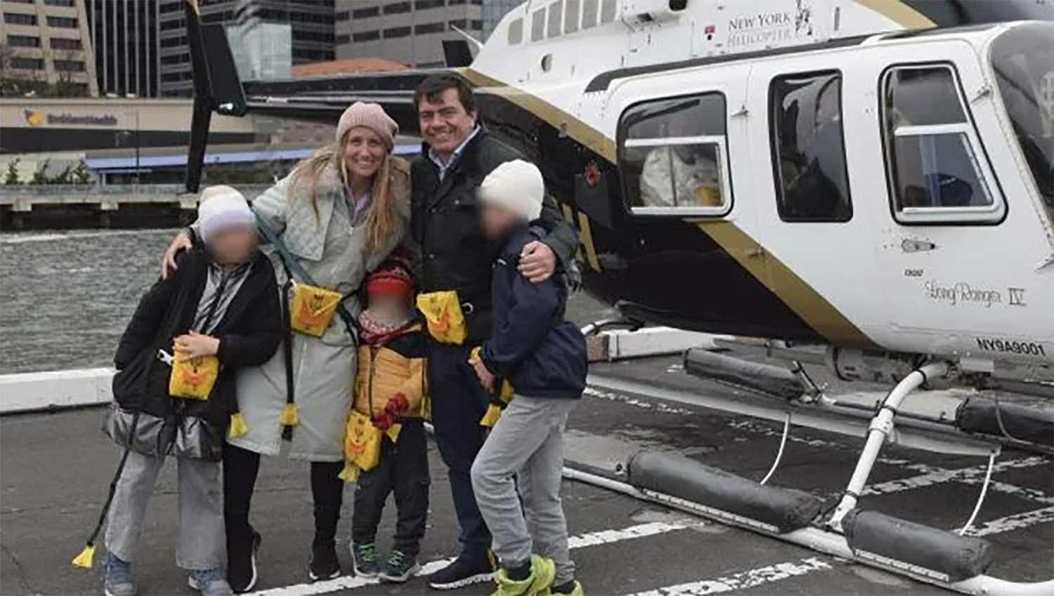 NUEVA YORK, 11/04/2025.- El español Agustín Escobar Cañadas, directivo de Siemens, su esposa, Mercè Camprubí Montal, también directiva en esta empresa, y sus tres hijos, son cinco de las seis víctimas mortales del accidente de helicóptero ocurrido este jueves en aguas del río Hudson, en Nueva York. En la imagen, la familia se fotografía antes de subir al helicóptero. EFE/ New York Helicopter Tours LLC *****SOLO USO EDITORIAL/SOLO DISPONIBLE PARA ILUSTRAR LA NOTICIA QUE ACOMPAÑA (CRÉDITO OBLIGATORIO) *****
