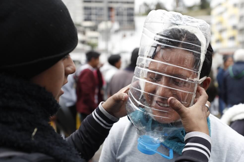 Máscaras antigases hechas a mano: el nuevo oficio en medio de protestas en Ecuador