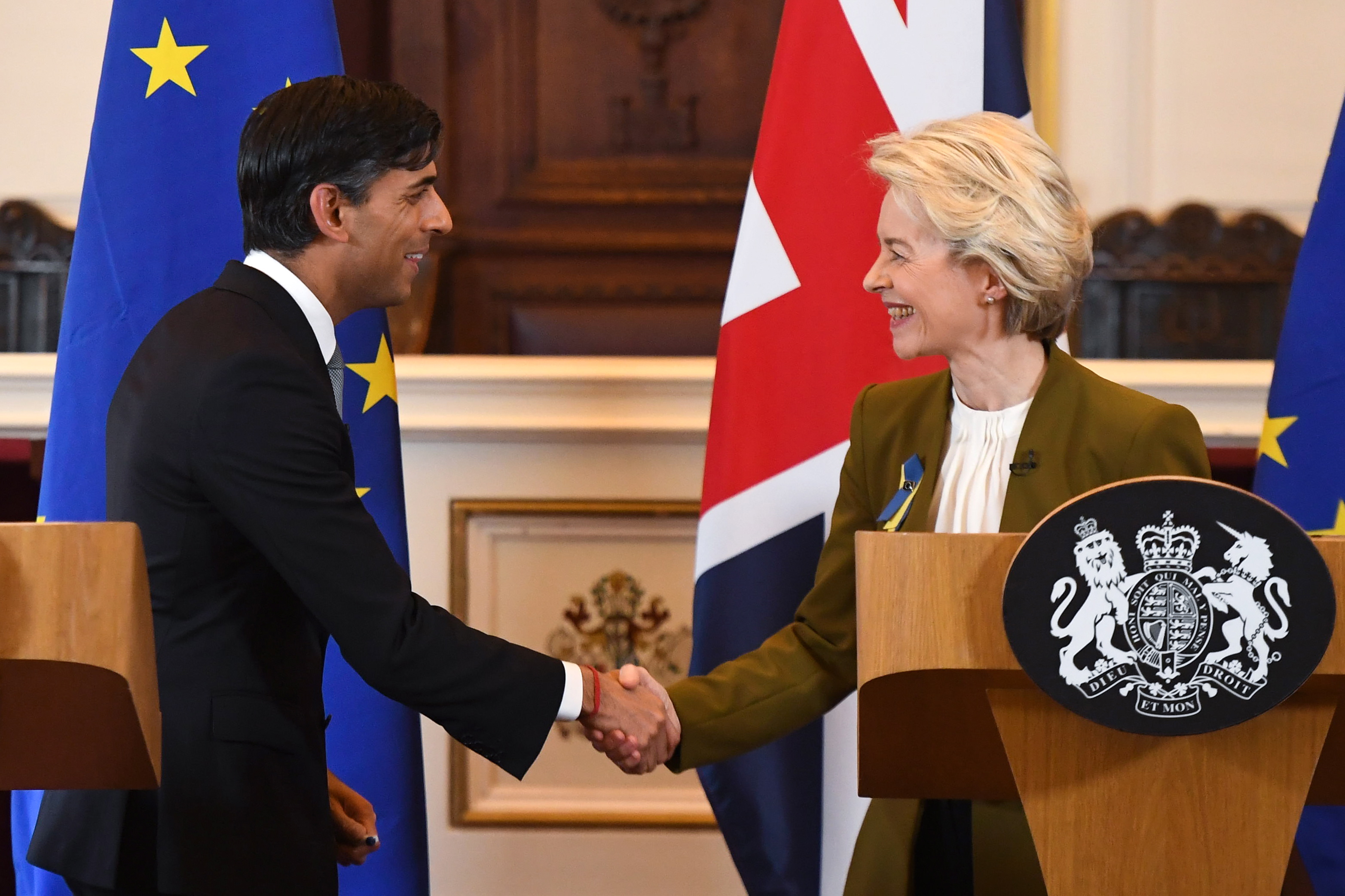 Windsor (United Kingdom), 27/02/2023.- Britain's Prime Minister Rishi Sunak (L) and European Commission President Ursula von der Leyen (R) shake hands at the end of a joint news conference on a post-Brexit deal in Windsor, Britain, 27 February 2023. The UK and European Union reached a deal on Northern Ireland's trading arrangements, ending more than a year of often acrimonious wrangling over the post-Brexit settlement for the region, people familiar with the matter said. (Irlanda, Reino Unido) EFE/EPA/CHRIS J. RATCLIFFE / POOL