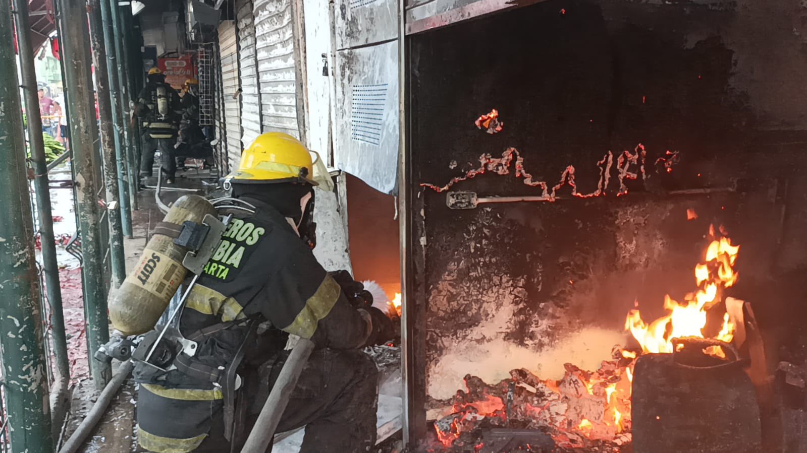 Lo que se sabe del incendio en  mercado de Santa Marta que acabó con 12 locales