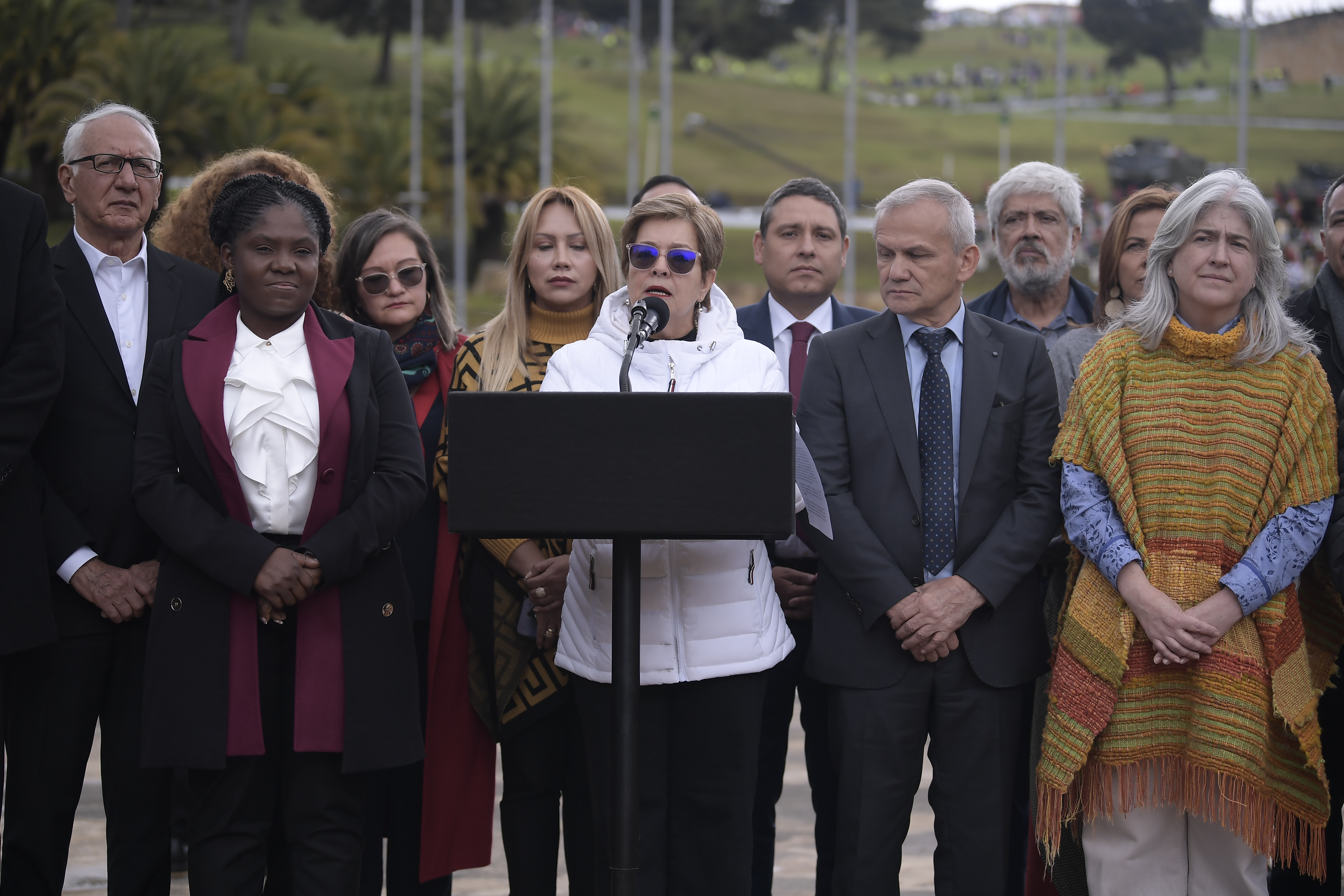 Gabinete de gobierno, acompañando al presidente Gustavo Petro en su discurso desde el Puente de Boyacá.