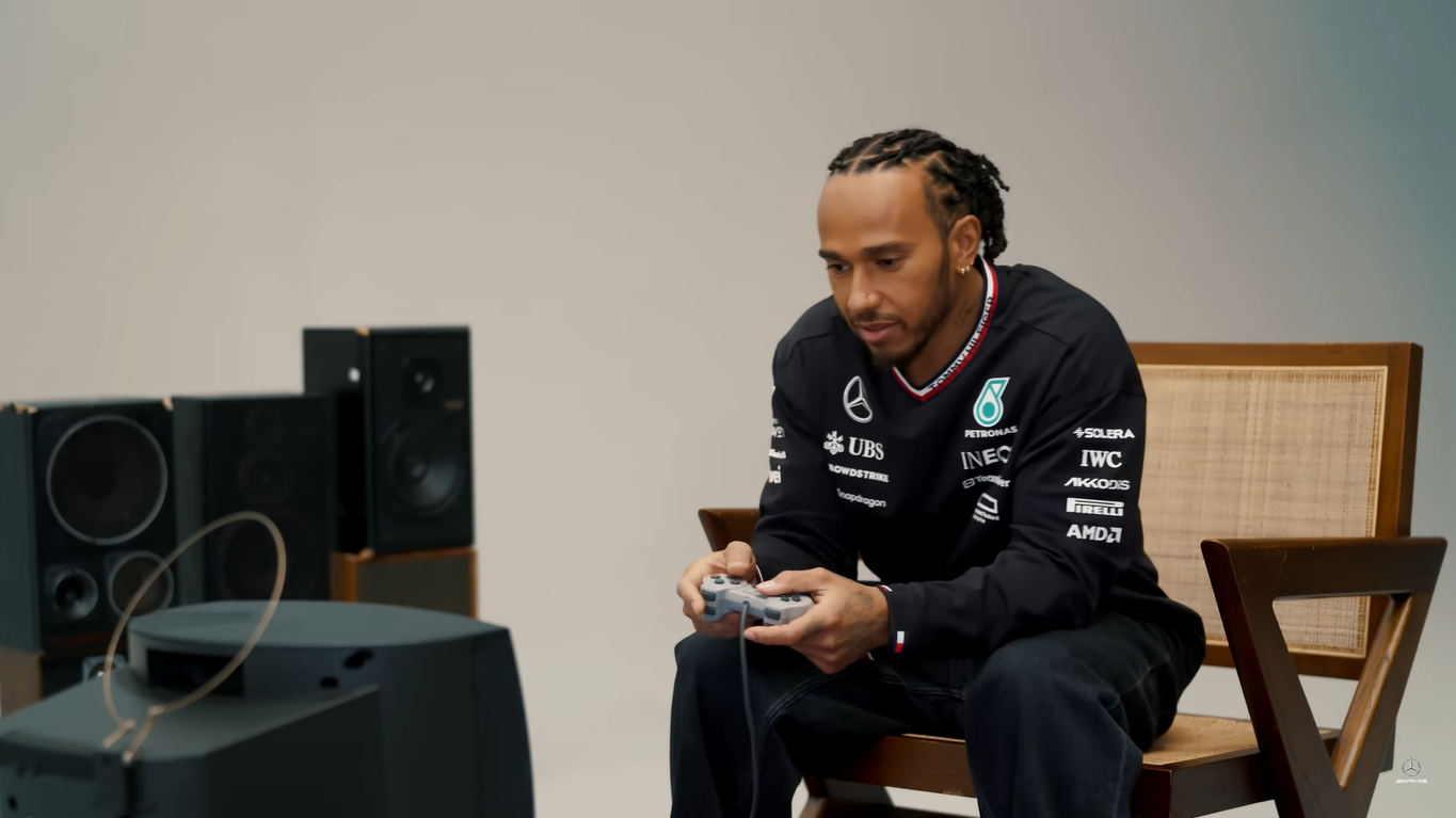 Lewis Hamilton recordó su infancia con F1 2000, Gran Turismo y Driver en la PS1