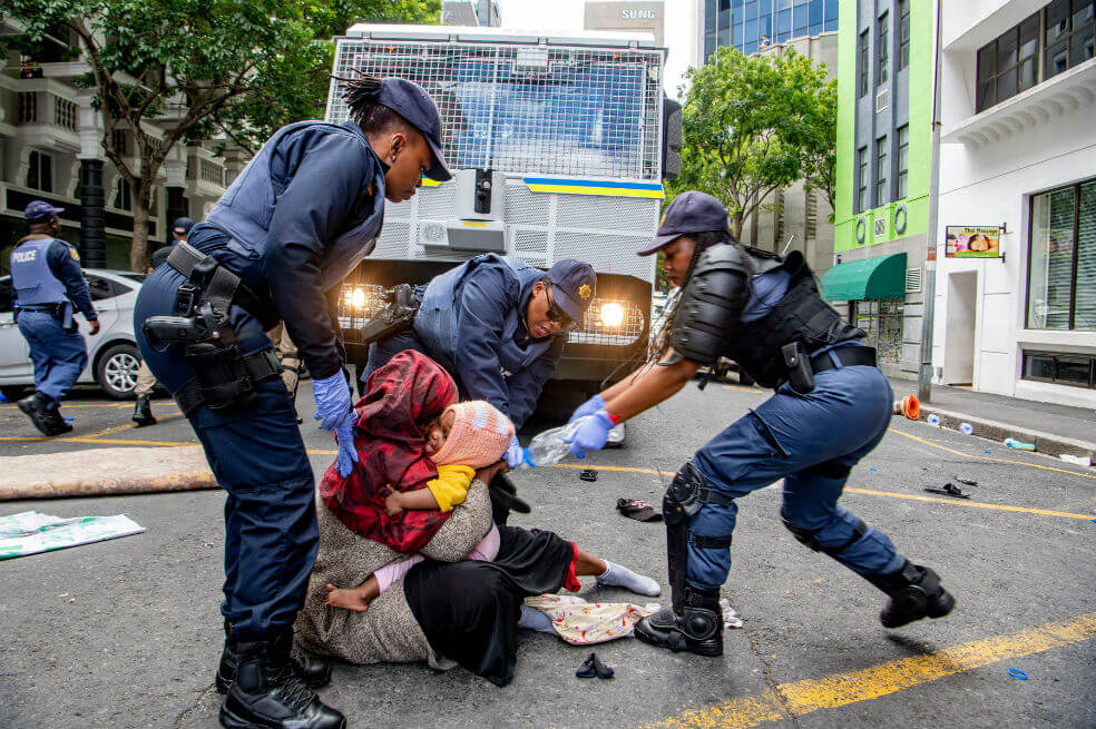 Policía de Sudáfrica detiene a refugiados que protestaban contra xenofobia