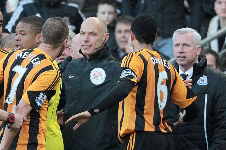 Acusan al técnico del Newcastle por dar un cabezazo a un rival