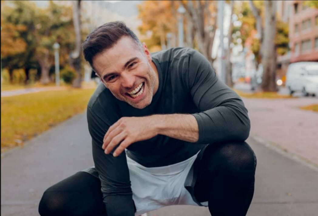 VIDEO: él es Oliver Ranft, el novio del actor Roberto Manrique