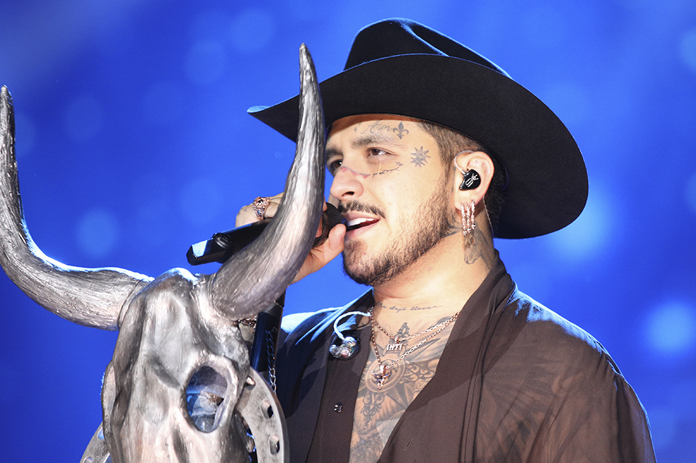 Christian Nodal se está “quedando ciego”, ¿qué le pasó?