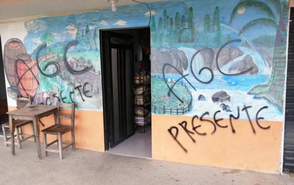 Desde 2018 las AGC (Clan del Golfo) han marcado viviendas con sus siglas en Antioquia, Bolívar, Casanare, Caldas y otras regiones.