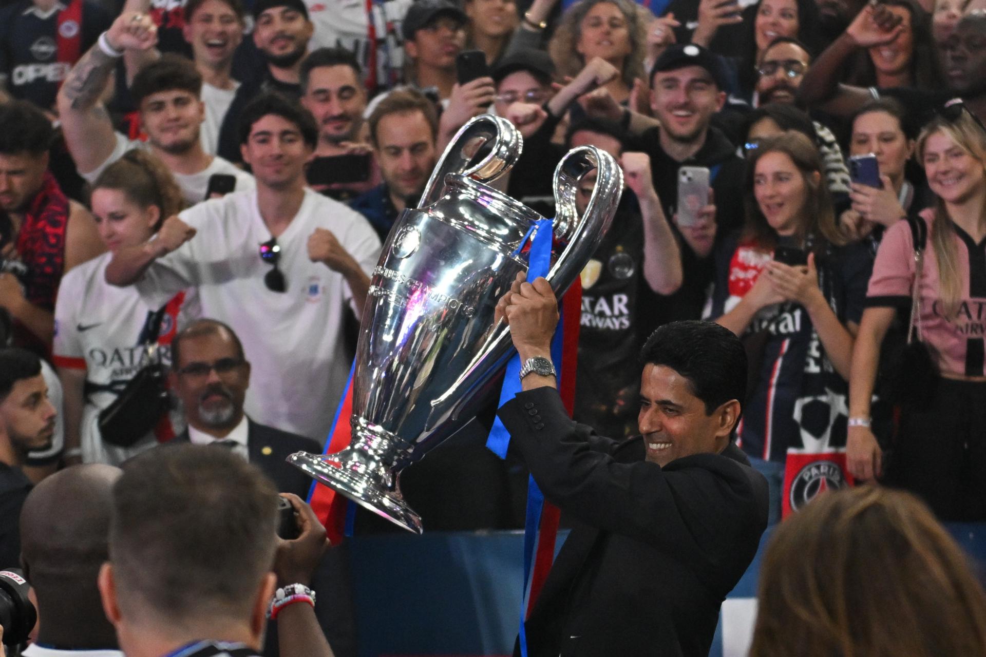 PARIS (France), 01/06/2026.- Paris Saint Germain's president Nasser al-Khelaifi lifts the trophy during the PSG victory celebration show at the Parc des Princes in Paris, France, 31 May 2026. PSG became the first French team to successfully defend their UEFA Champions League title by beating Arsenal on penalties in the final on 30 May in Budapest. (Liga de Campeones, Francia) EFE/EPA/FIRAS ABDULLAH
