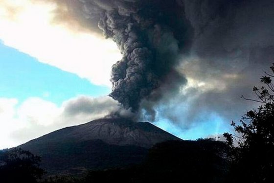Así fue la erupción del volcán Chaparrastique el 29 de diciembre de 2013/ AFP