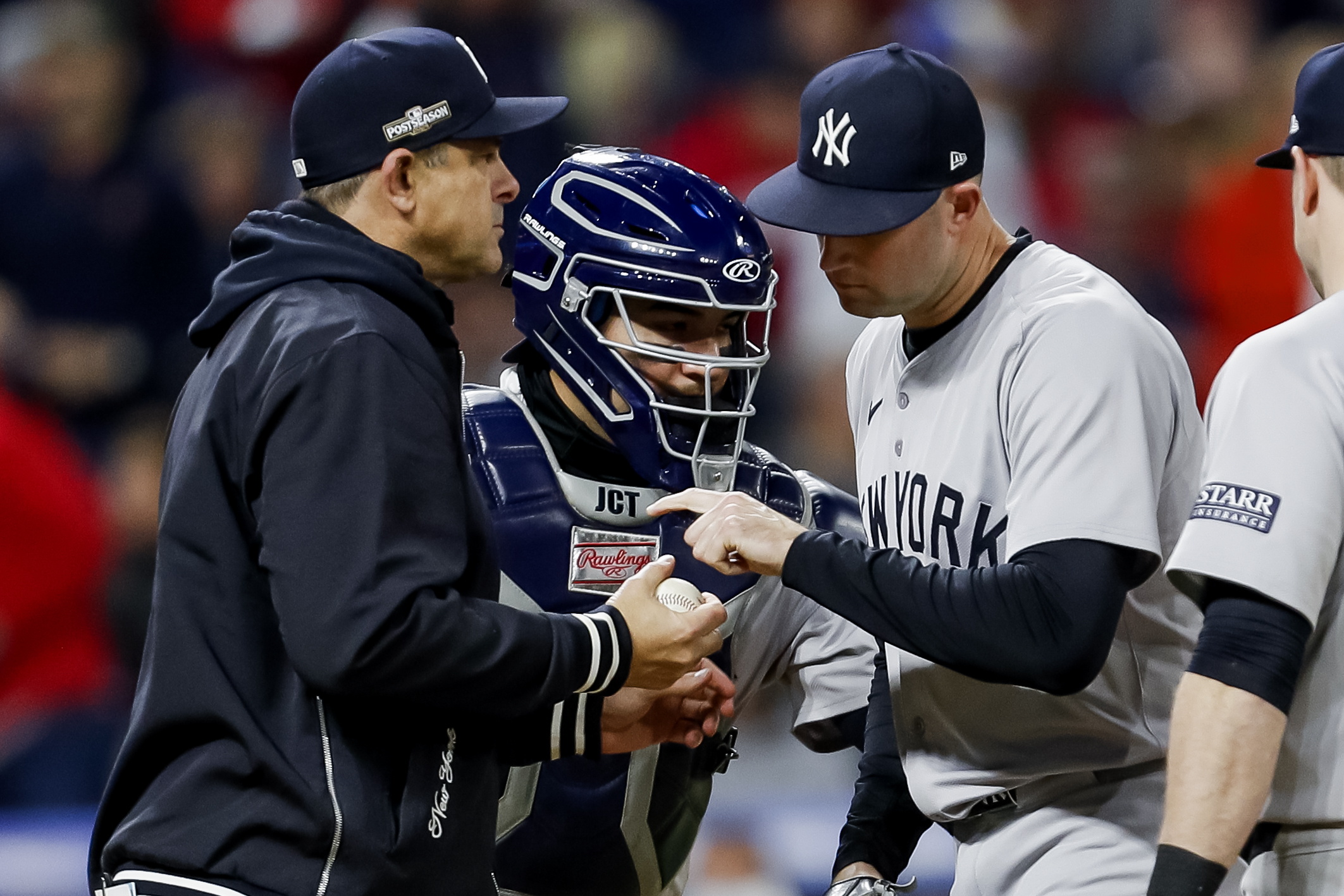 Cleveland (United States), 17/10/2024.- New York Yankees manager Aaron Boone (L) replaces New York Yankees pitcher Tim Mayza (R) in the seventh inning of the Major League Baseball (MLB) American League Championship Series playoff game three between the New York Yankees and the Cleveland Guardians in Cleveland, Ohio, USA, 17 October 2024. The winner of the best-of-seven games American League Championship Series will face the winner of the National League Championship Series in the World Series. (Liga de Campeones, Nueva York) EFE/EPA/DAVID MAXWELL